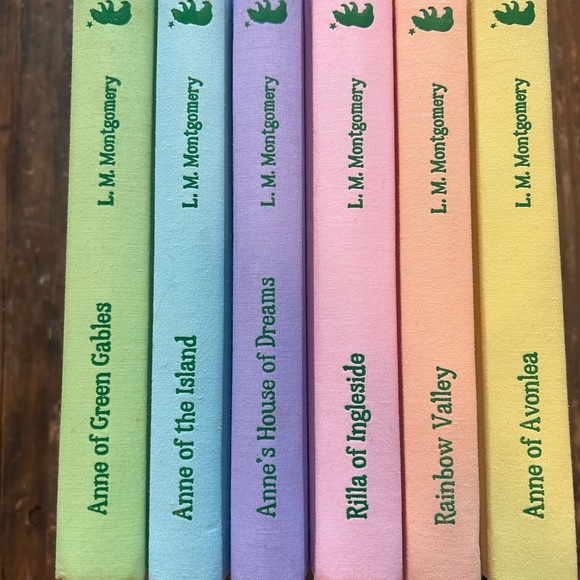 Like New Anne of Green Gables Book Set - Picture 1 of 7
